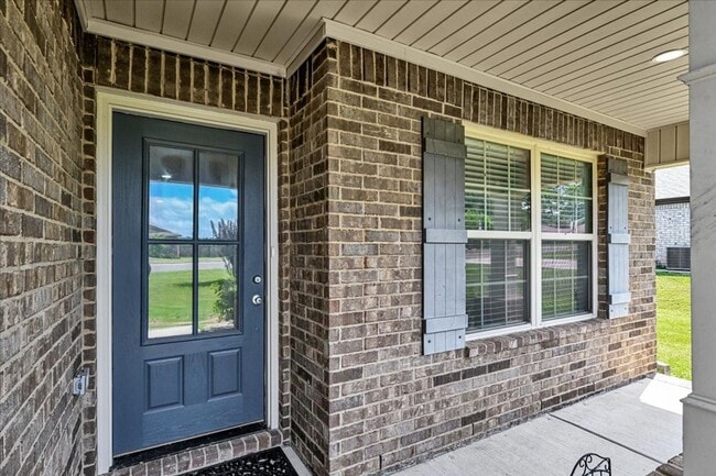 Building Photo - 3 Bedroom, 2 Bath home.