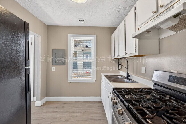 Building Photo - 8921 Higginson Ave