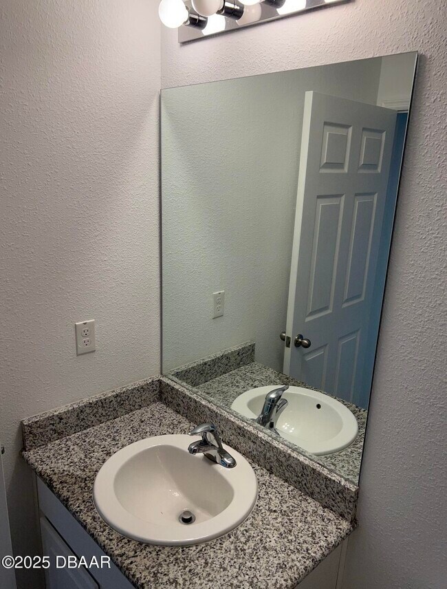 Building Photo - 2 Sebastian Ct