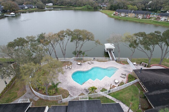 Building Photo - 1 Bedroom - 1 Bath - 2nd Floor - Community...