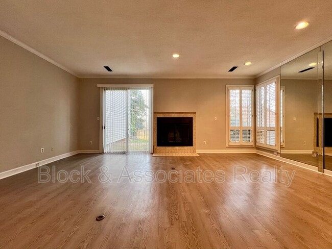 Building Photo - 207 Forest View Ct