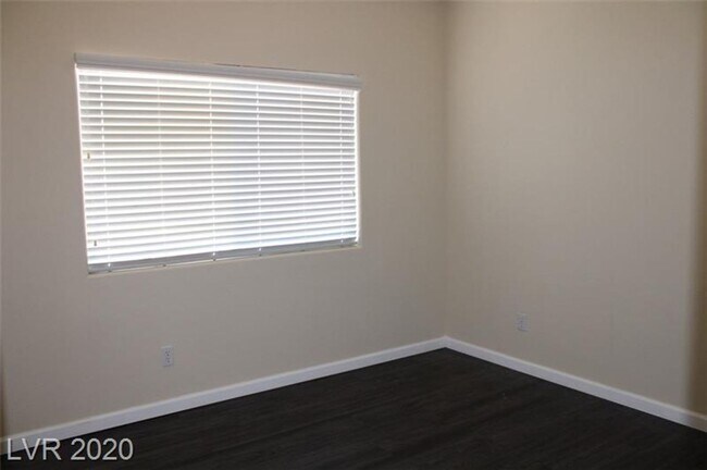 Building Photo - Bright & Beautiful 3-Bed Townhome with Bal...