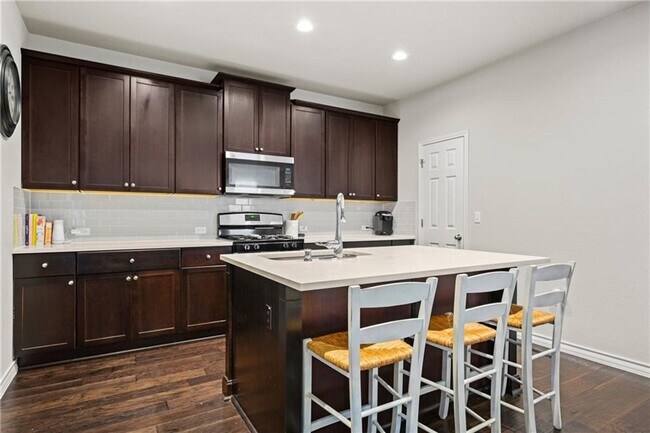 Building Photo - Newly Constructed, 4 BR / 3 BA Home - 2 Car Garage - Pool - Close to Mueller