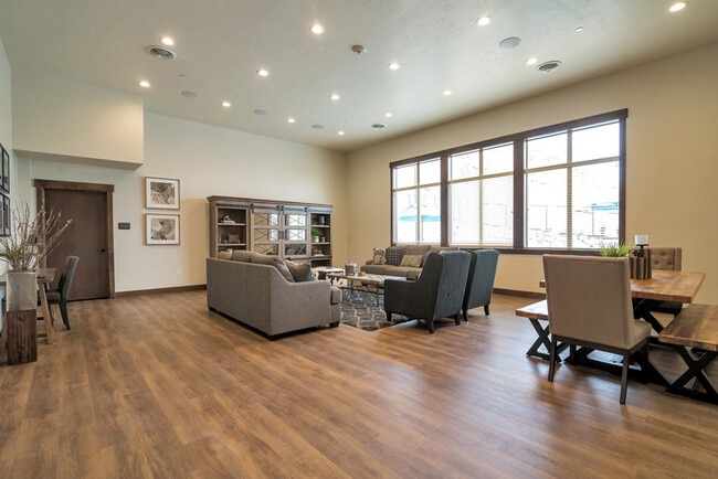 Building Photo - Beautiful 4 bed 3.5 bath townhome in Aspen...