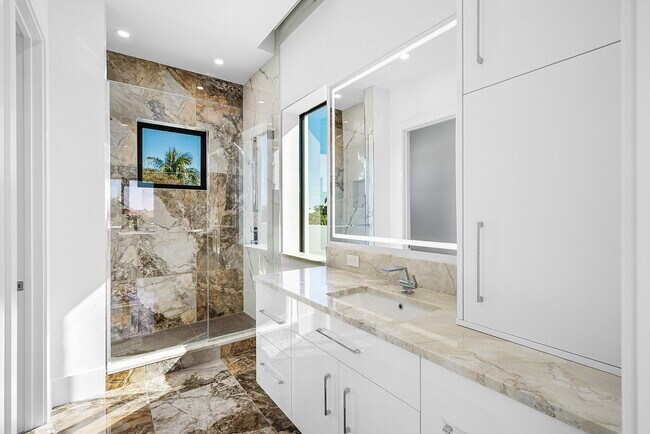 Building Photo - 2650 NE 48th Ct