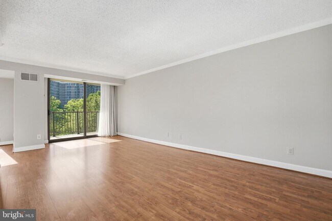 Building Photo - 2300 Pimmit Dr