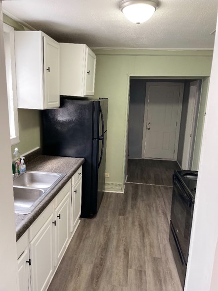 Building Photo - 830 W 5th St