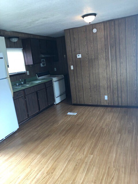 Building Photo - 2 Bedroom 1 Bath Mobile Home