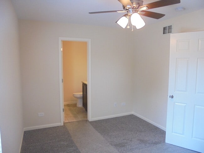Building Photo - 1202 N Village Dr