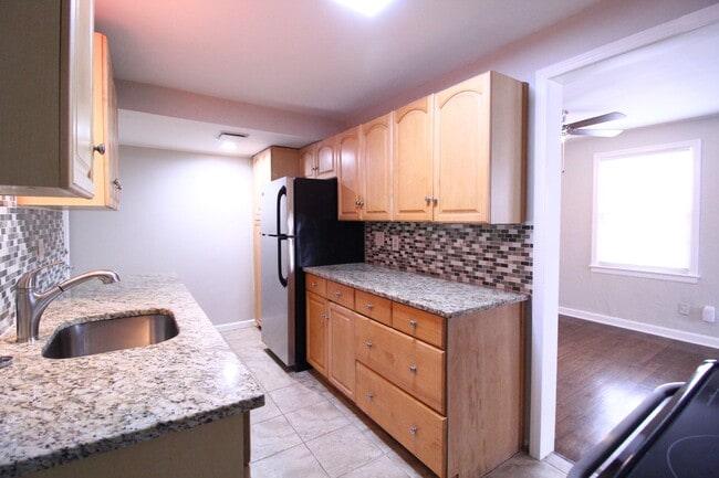 Building Photo - March FREE On This 3 Bedroom 2 Bath Duplex