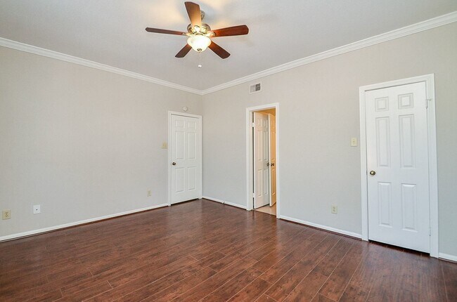 Building Photo - 2255 Braeswood Park Dr