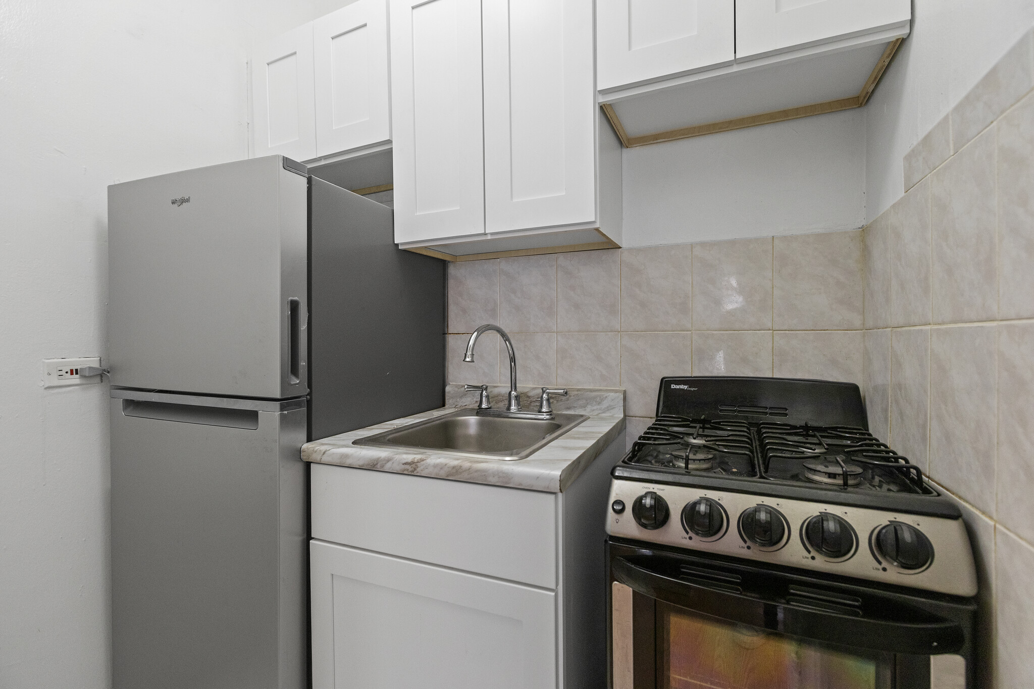 Building Photo - 428 W Wellington Ave