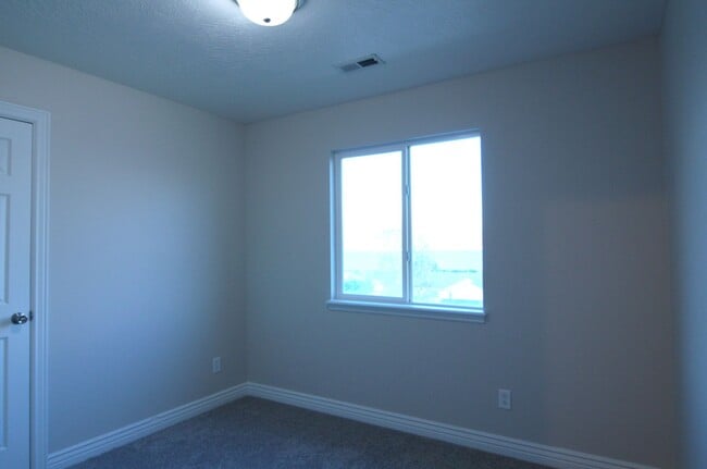 Building Photo - Large Family Home Ready for You!!