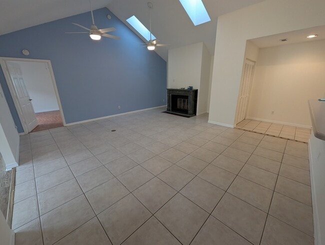 Building Photo - 108 N Lake Cir