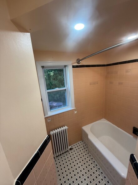 Building Photo - 8 E Woodbound Dr