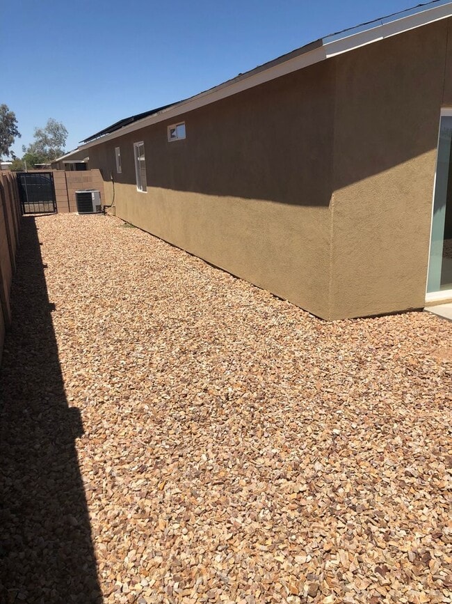 Building Photo - 2381 South Dr