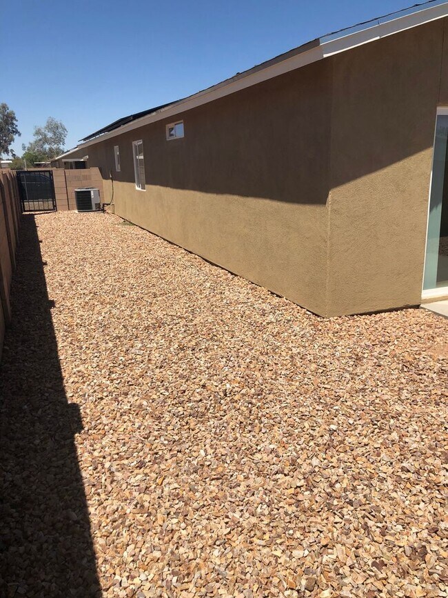 Building Photo - 2389 S Clovis Pl