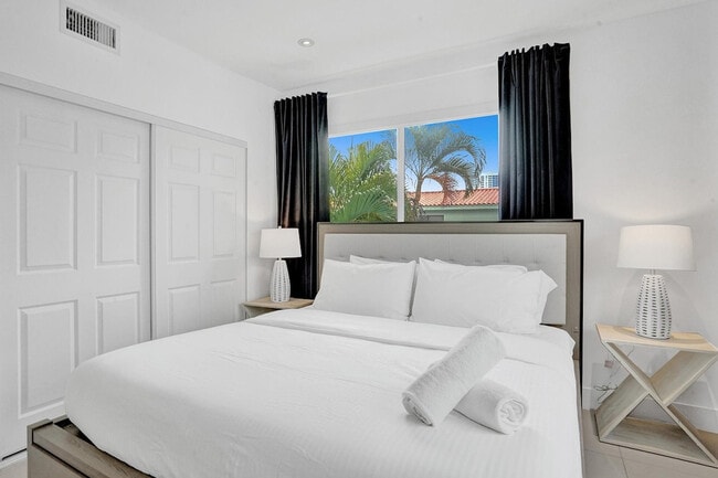 Building Photo - 1620 Bay Rd
