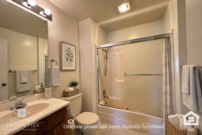 Building Photo - Spacious 4+BD/3BA Two-Story Home with Expansive Yard