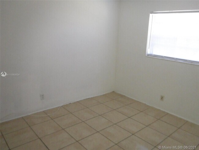 Building Photo - 1045 NE 39th Dr