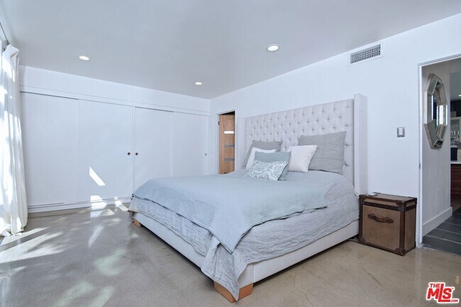 Building Photo - 3744 Cody Rd