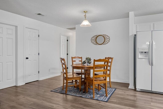 Building Photo - Ranch Style Home in Hunt Club For Rent!