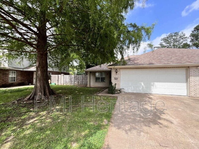 Building Photo - 886 N Daisy Ln