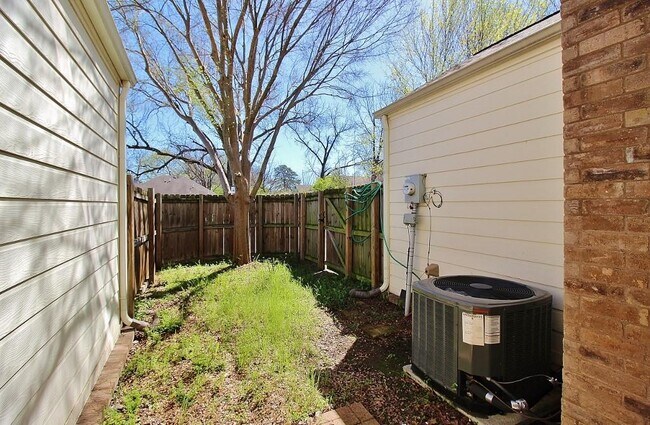 Building Photo - 5306 Bexar St