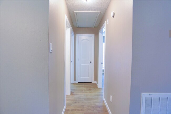 Building Photo - 7007 Glen Rosa Dr