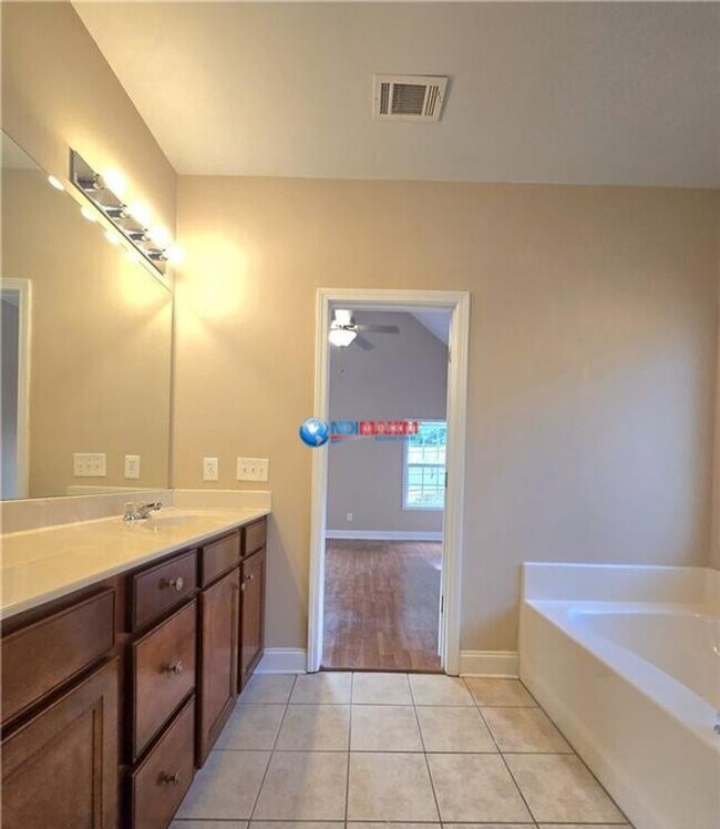 Building Photo - Beautiful 4-bedroom with large bonus room in Gainesville