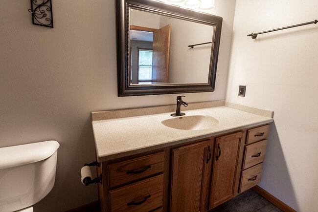 Building Photo - 1302 Look Out Ct