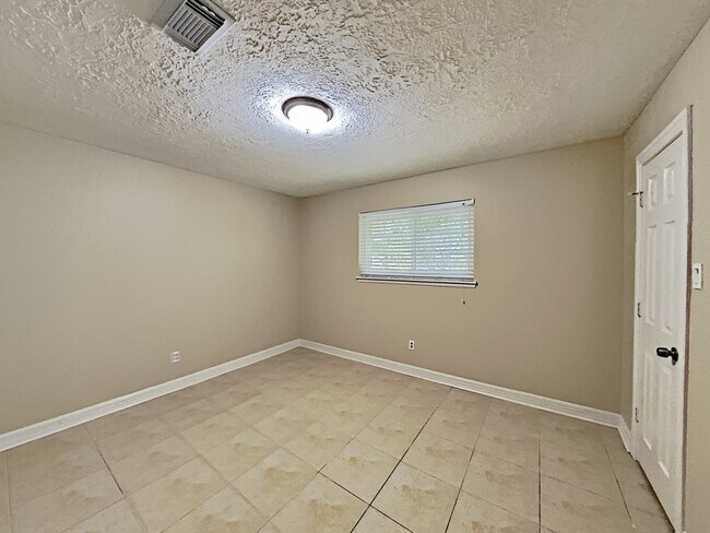 Building Photo - 16395 Havenpark Dr
