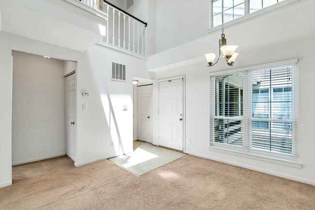 Building Photo - Rarely Available 2-Level, 2 Bed 2 Bath Upp...