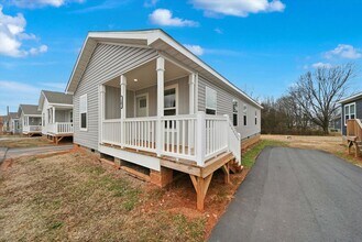 Building Photo - 3 Bed / 2 Bath Home in Hickory FOR RENT Pet Friendly! Unit 29