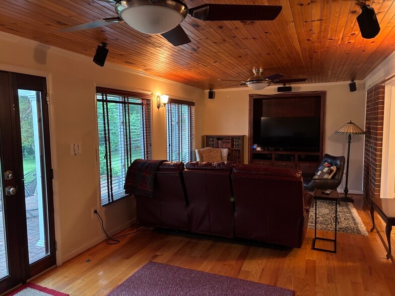 Entertainment Area - 4712 Surry Pl