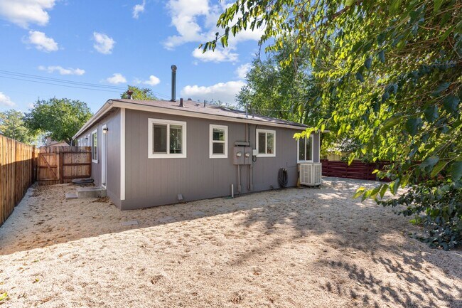 Building Photo - Duplex property in Midtown