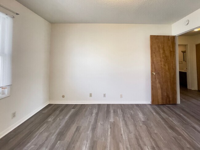 Building Photo - Spacious Ground Floor 2 Bed with Screened Porch!