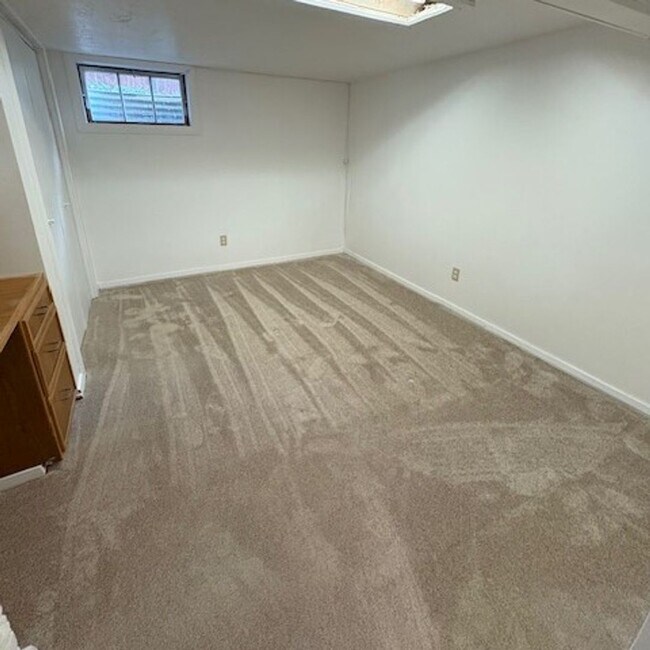 Building Photo - 4 Bedroom Home in Holladay