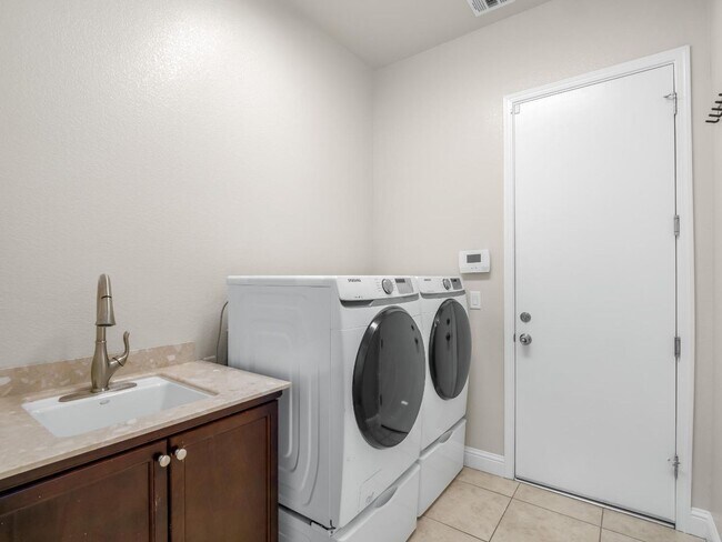 Building Photo - Beautifully Updated 4 Bedroom, 2.5 Bath in North Fresno