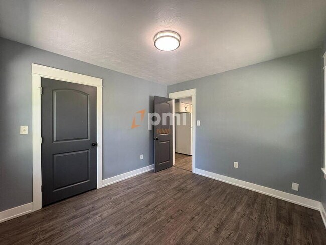 Building Photo - 132 S Elgin Ave