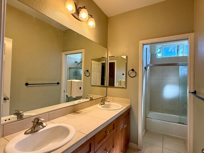 Building Photo - Welcome to this beautiful 3 bedroom, 2.5 bathroom home located in Cotati!