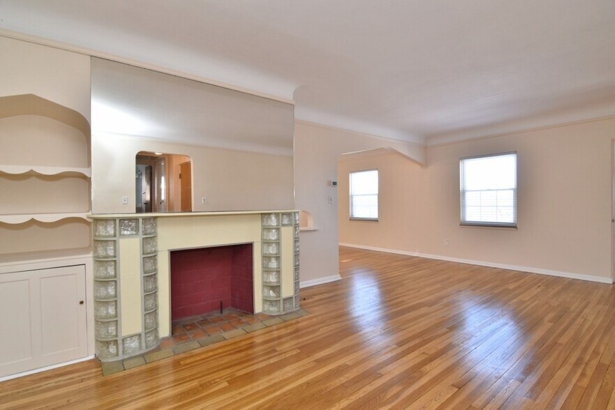 Building Photo - 2025 Riverside Dr