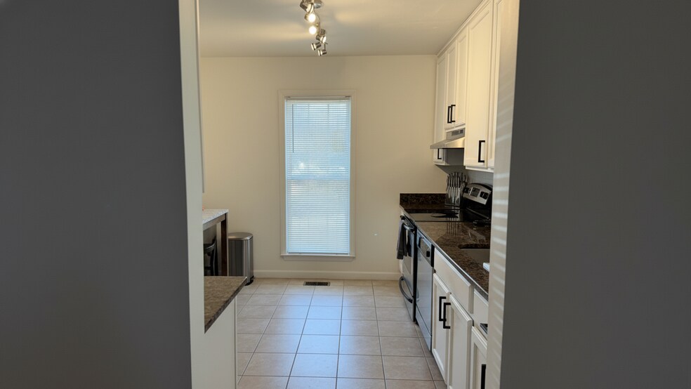 Building Photo - 16031 Dorset Rd