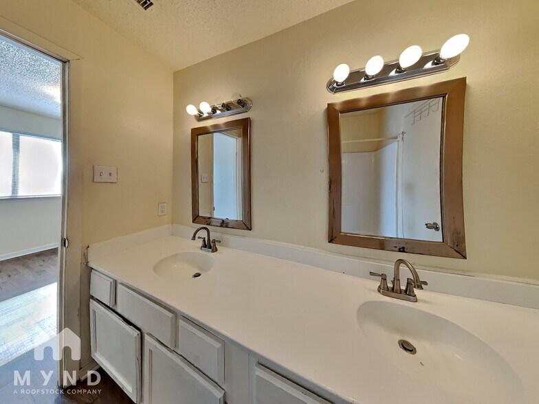 Building Photo - 2806 Wimbledon Ct