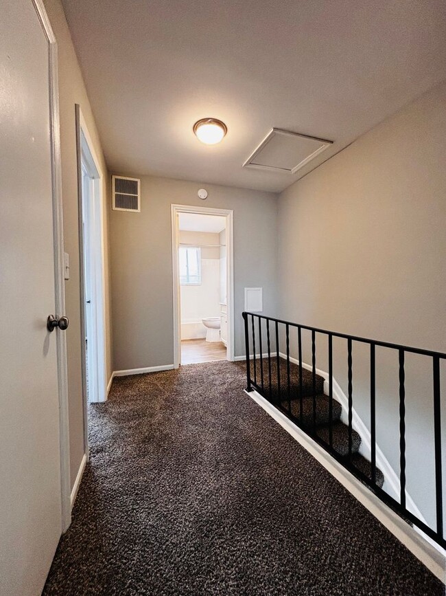 Building Photo - Newly Renovated 2 bedroom 1.5 bath townhou...