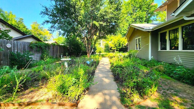 Building Photo - 517 S Flood Ave