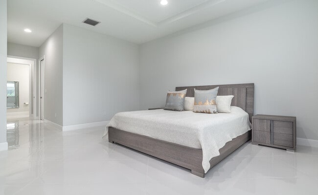 Building Photo - 15145 Cameo Ct