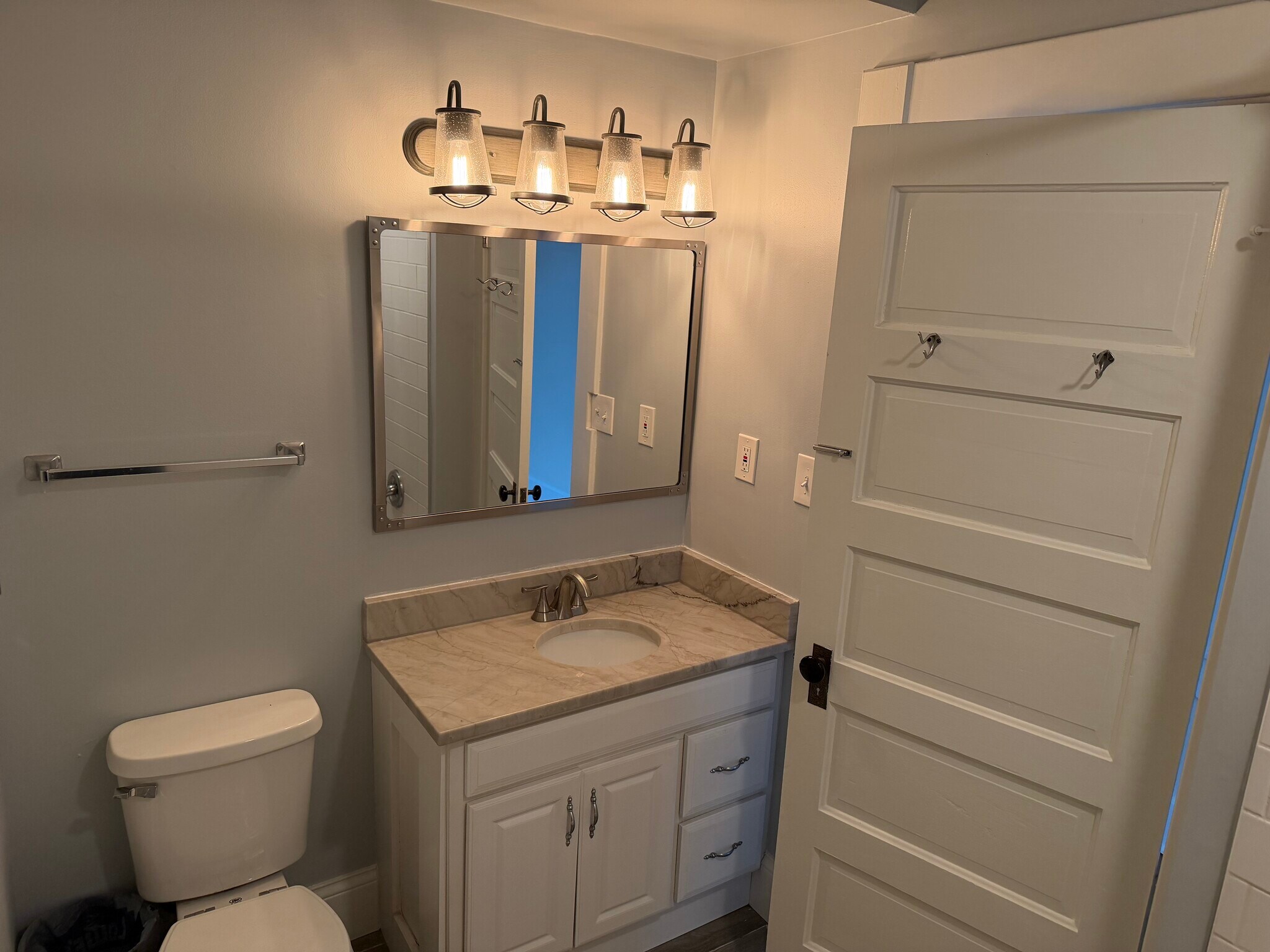 Building Photo - 404 W 1st Ave