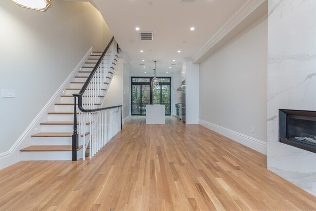 Building Photo - 131 W Newton St