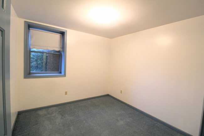 Building Photo - For Rent: Spacious Ranch-Style Home with S...